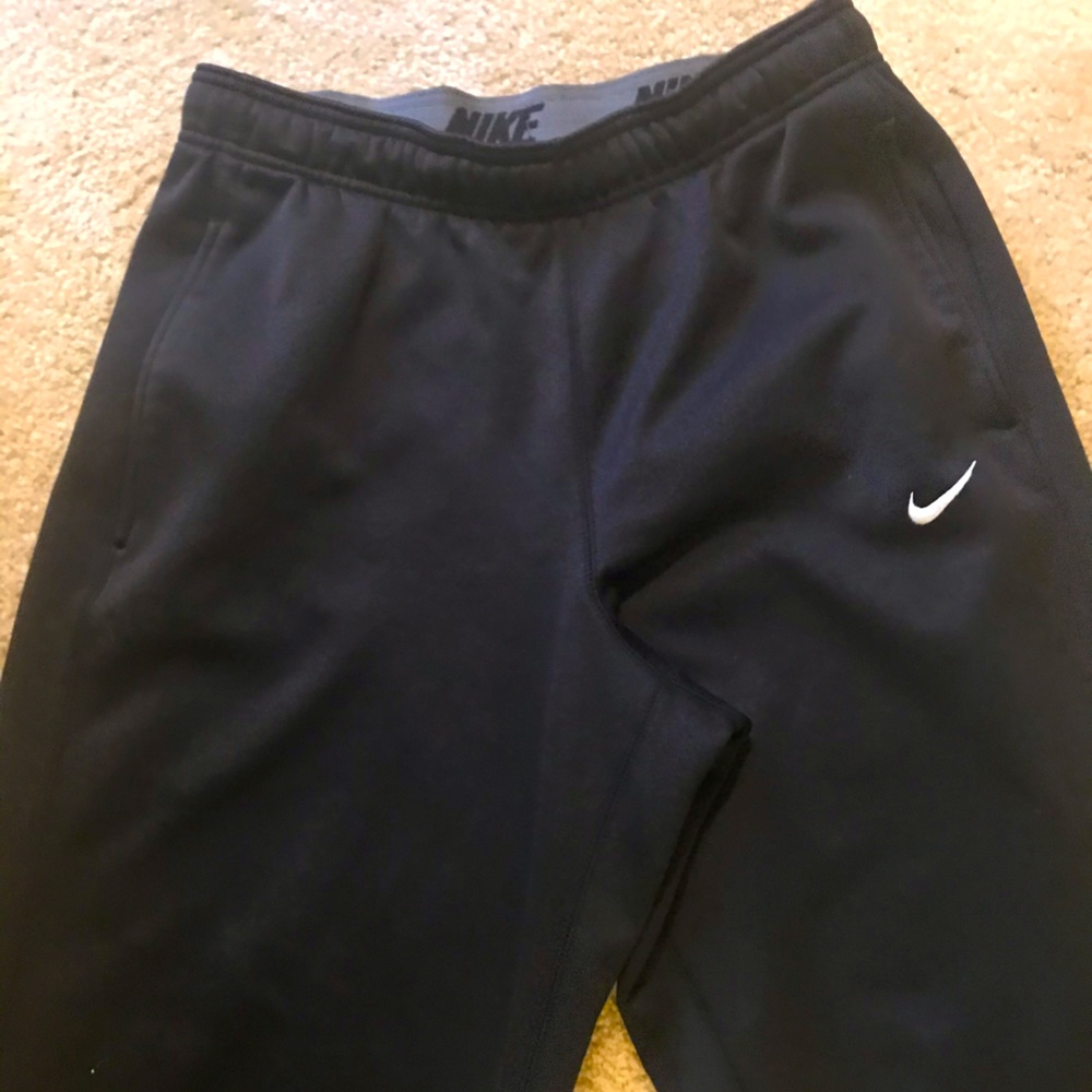 THERMA-FIT warm-up pants with front pockets.